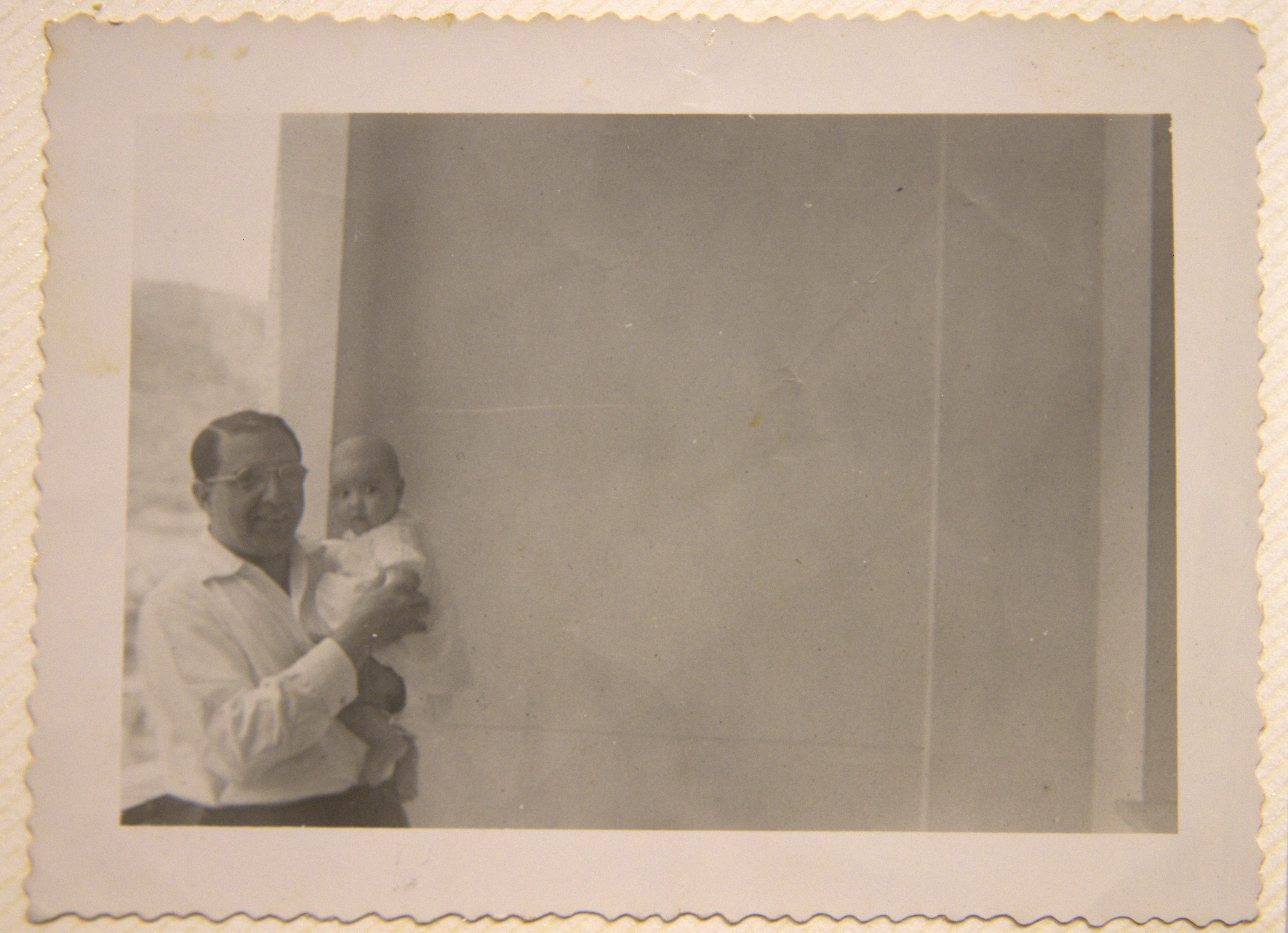 Foto do recém-nascido Gelson Fonseca Júnior no colo do pai, Gelson Fonseca.